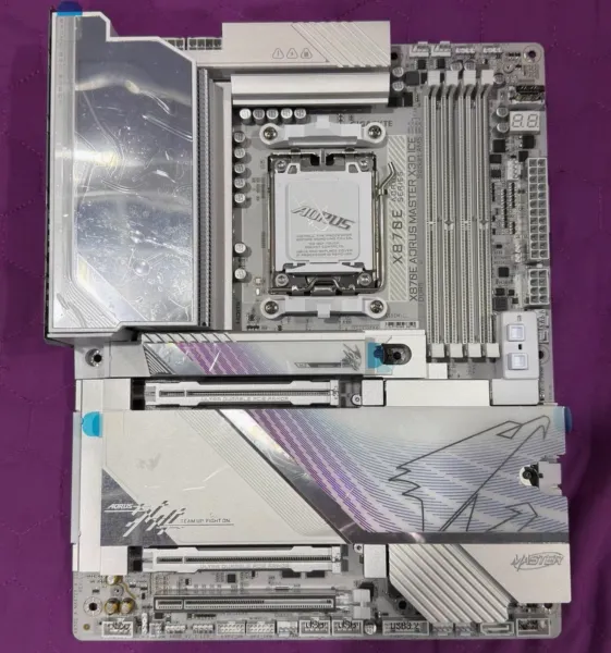 GIGABYTE X870E AORUS MASTER Motherboard